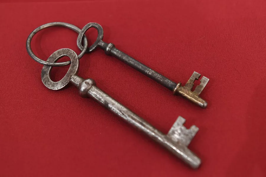 Ключи от дома Ипатьевых (слева - межэтажный, справа - от расстрельной комнаты) в музее святой царской семьи в Екатеринбурге