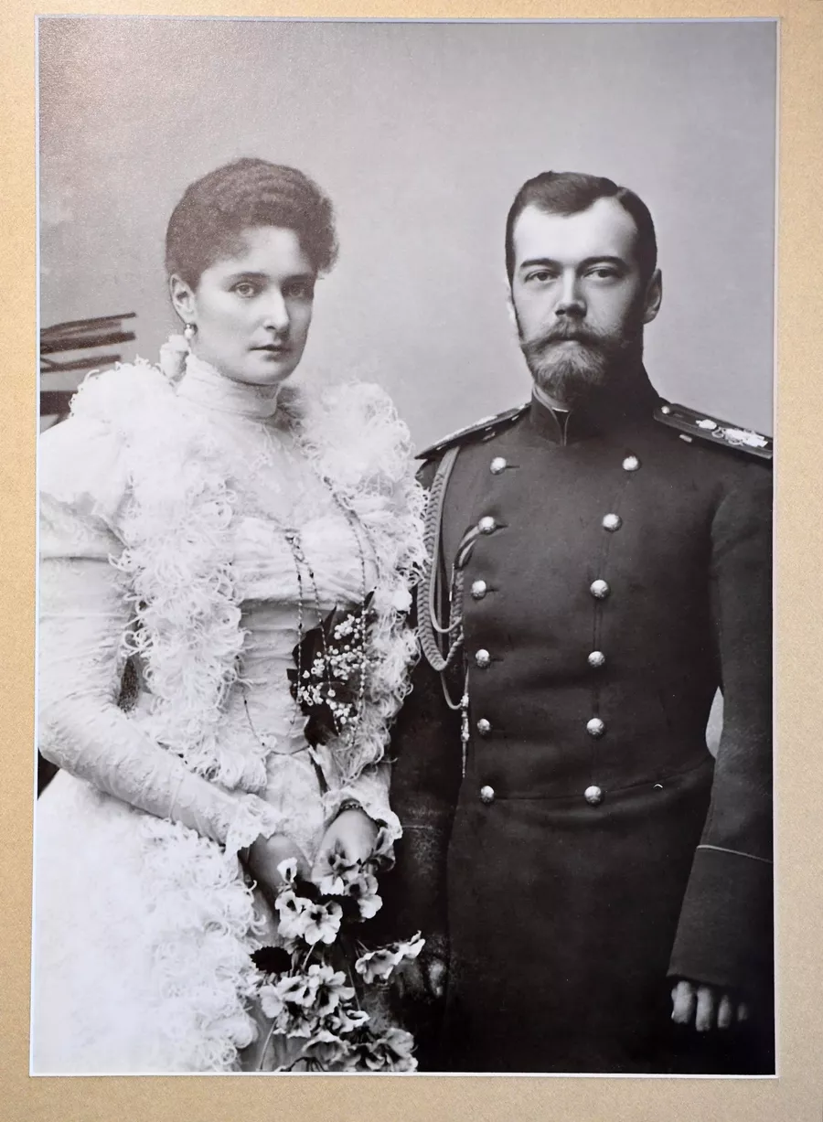 Фотография Императора Николая II и Императрицы Александры Федоровны в музее святой царской семьи в Екатеринбурге