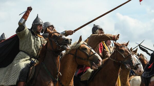 Участники военно-исторической реконструкции на фестивале Великое стояние на реке Угре в 1480 году в Калужской области