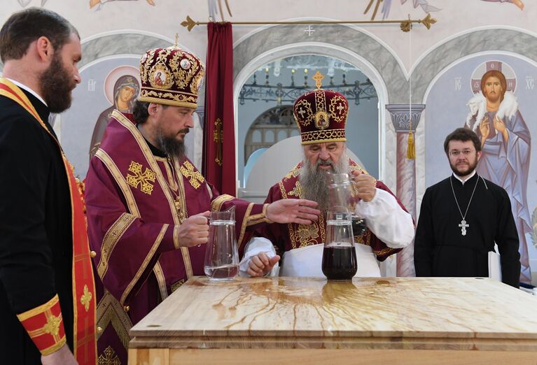 Митрополит Санкт-Петербургский и Ладожский Варсонофий и епископ Солнечногорский Сергий совершают чин освящения престола в храме Федоровской иконы Божией Матери в Алапаевске