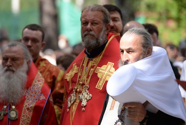 Священнослужители и епископы Русской православной церкви во время освящения храма Федоровской иконы Божией матери