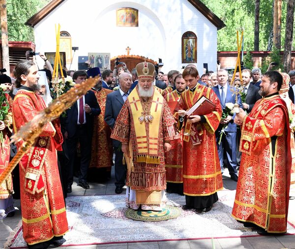 Патриарх Московский и Всея Руси Кирилл совершает заупокойную литию у Алапаевской шахты