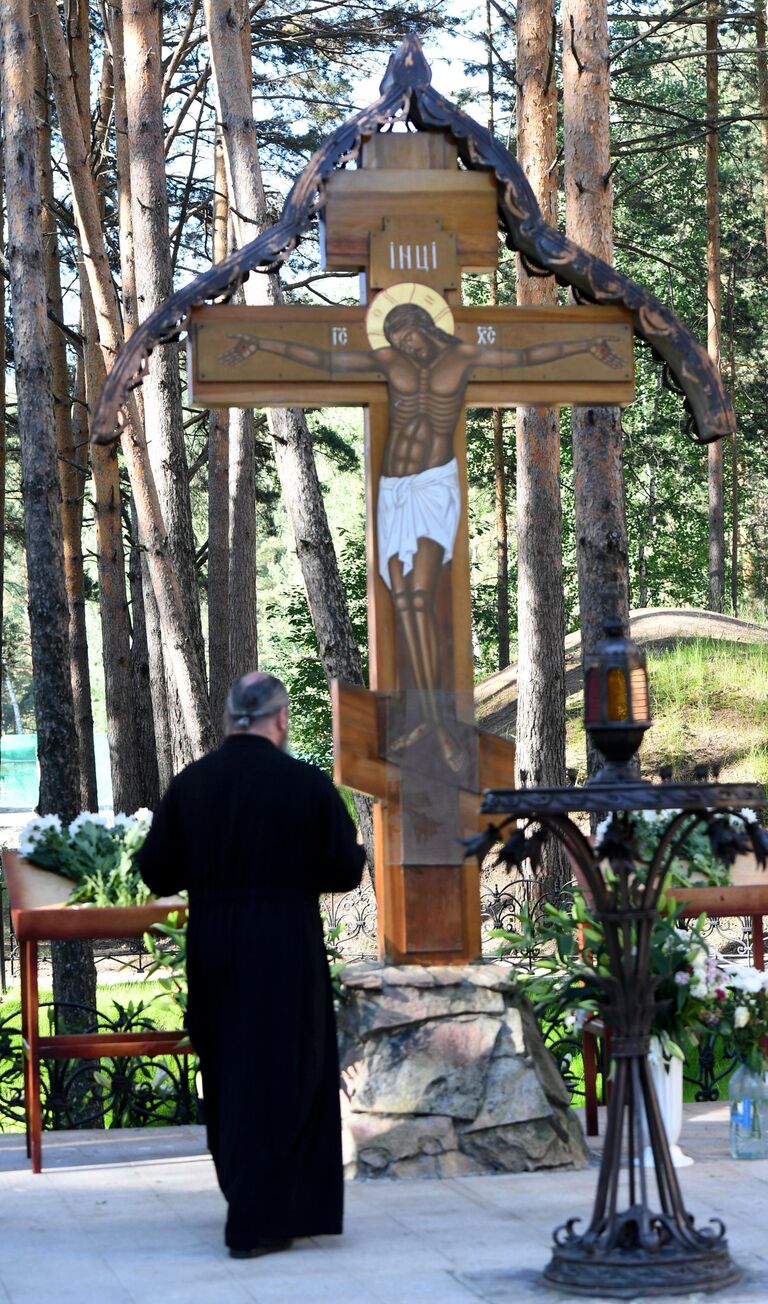 Поминальный крест у Алапаевской шахты, куда были сброшены члены Дома Романовых и близкие к ним люди