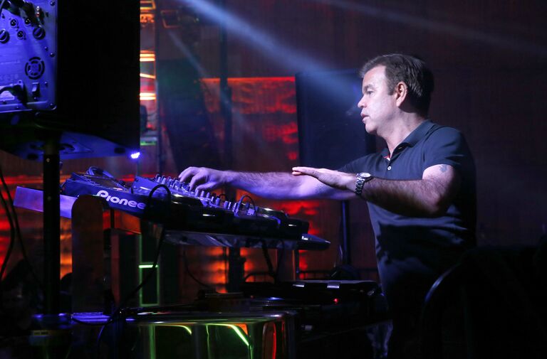 Пол Окенфолд на ежегодной вечеринке перед премией Грэмми Friends ‘N’ Family в Лос-Анджелесе