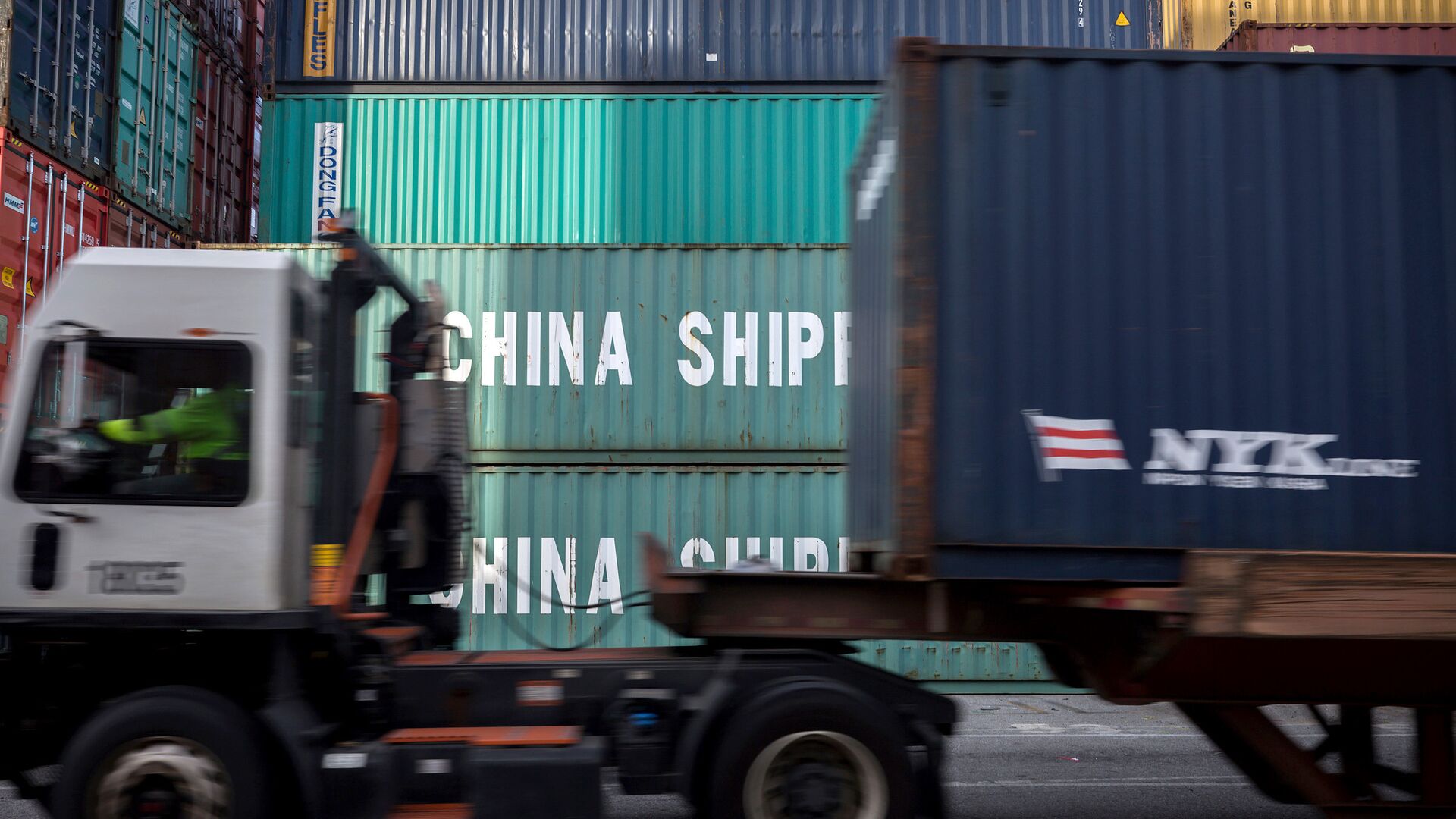 Грузовые контейнеры с китайскими товарами в порту Саванна в США - РИА Новости, 1920, 29.02.2024