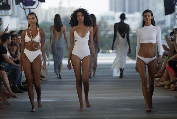 Модели на показе в рамках Недели пляжной моды в Майами