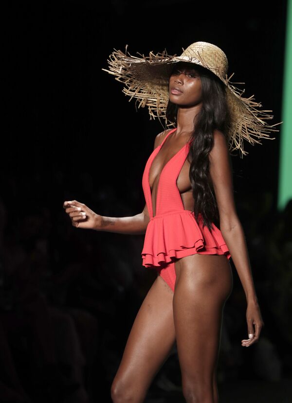 Модель на показе в рамках Недели пляжной моды в Майами