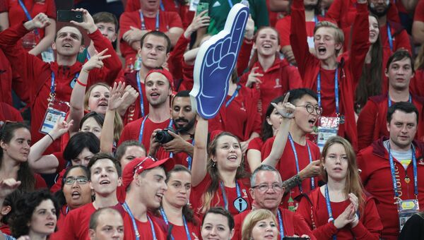 Участники церемонии прощания с волонтерами чемпионата мира по футболу 2018 на стадионе Лужники в Москве