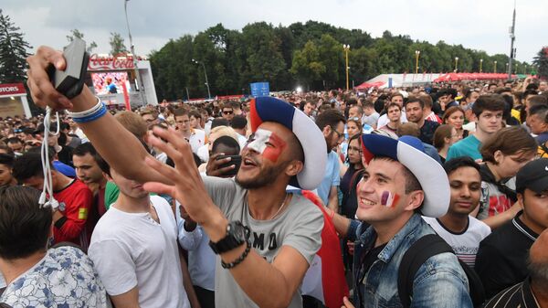 Болельщики сборной Франции в фан-зоне на Воробьевых горах после окончания финального матча чемпионата мира по футболу между сборными Франции и Хорватии
