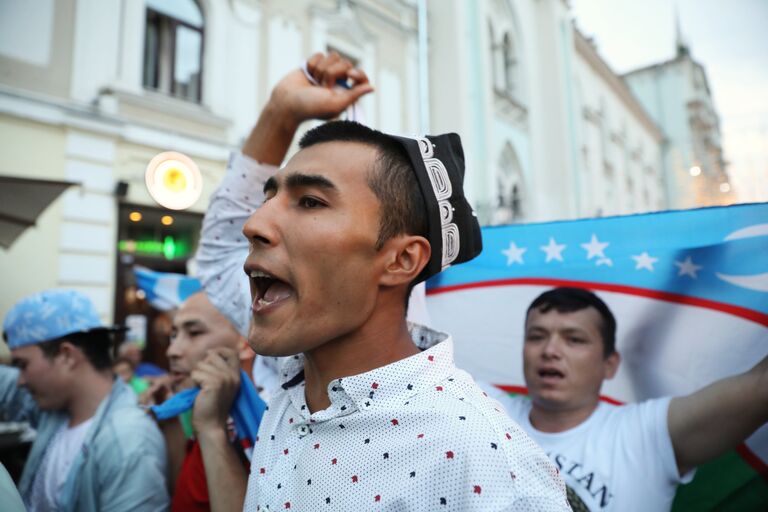 Футбольные болельщики на Никольской улице в Москве после финального матча чемпионата мира по футболу между сборными Франции и Хорватии