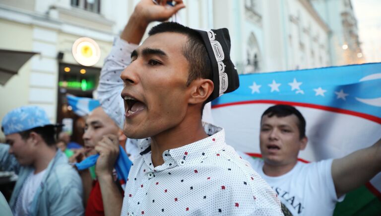 Футбольные болельщики на Никольской улице в Москве после финального матча чемпионата мира по футболу между сборными Франции и Хорватии