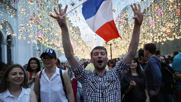 Футбольные болельщики на Никольской улице в Москве после финального матча чемпионата мира по футболу между сборными Франции и Хорватии