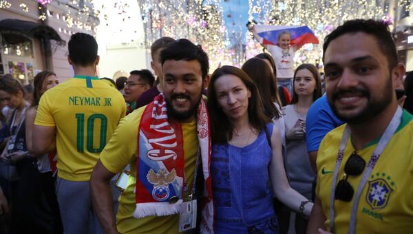 Футбольные болельщики на Никольской улице в Москве после финального матча чемпионата мира по футболу между сборными Франции и Хорватии