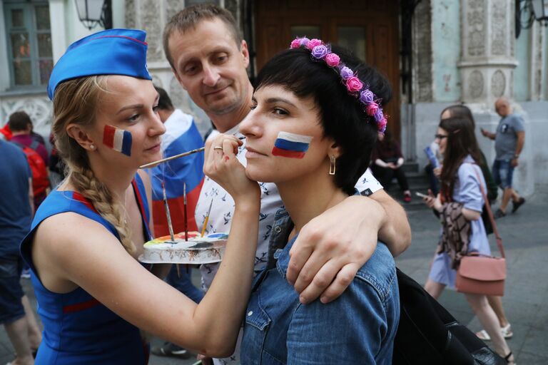 Футбольные болельщики на Никольской улице в Москве после финального матча чемпионата мира по футболу между сборными Франции и Хорватии