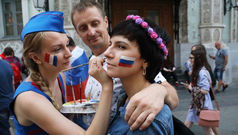 Футбольные болельщики на Никольской улице в Москве после финального матча чемпионата мира по футболу между сборными Франции и Хорватии