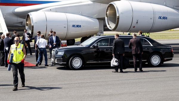 Лимузин проекта Кортеж во время встречи президента РФ Владимира Путина в аэропорту Вантаа в Хельсинки. 16 июля 2018