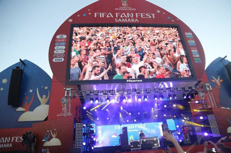 Пол Окенфолд во время выступления на Фестивале болельщиков 2018 в Самаре