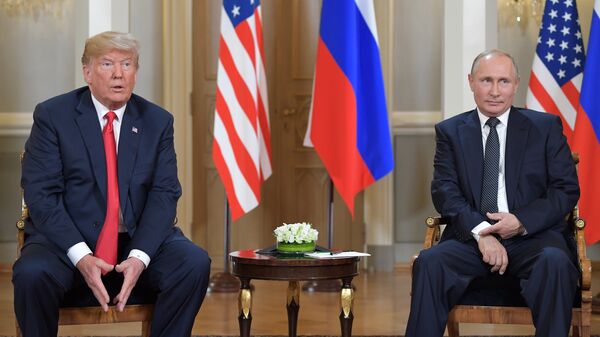 Президент РФ Владимир Путин и президент США Дональд Трамп (слева) во время встречи в президентском дворце в Хельсинки. Архивное фото