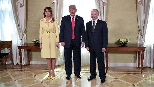 Президент РФ Владимир Путин, президент США Дональд Трамп и его супруга Меланья во время встречи в президентском дворце в Хельсинки. 16 июля 2018