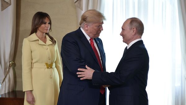 Президент РФ Владимир Путин, президент США Дональд Трамп (в центре) и его супруга Меланья во время встречи в президентском дворце в Хельсинки