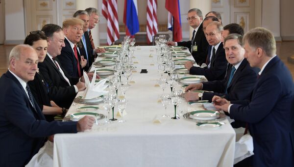 Президент РФ Владимир Путин и президент США Дональд Трамп во время российско-американских переговоров в расширенном составе, Хельсинки. 16 июля 2018