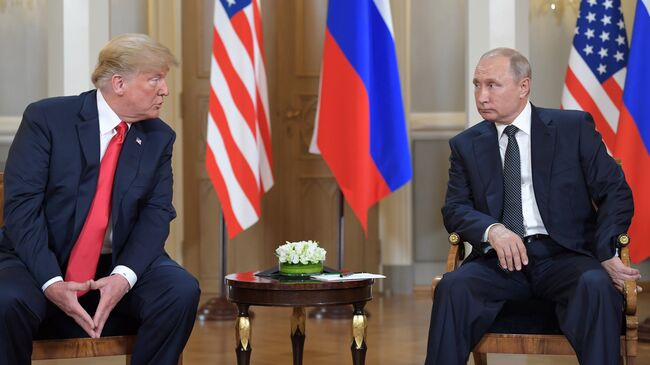 Президент РФ Владимир Путин и президент США Дональд Трамп во время встречи в президентском дворце в Хельсинки. 16 июля 2018