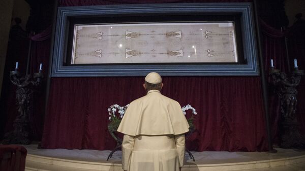 Папа Римский Франциск  перед Священной Плащаницей,  выставленной в Туринском соборе в  Италии
