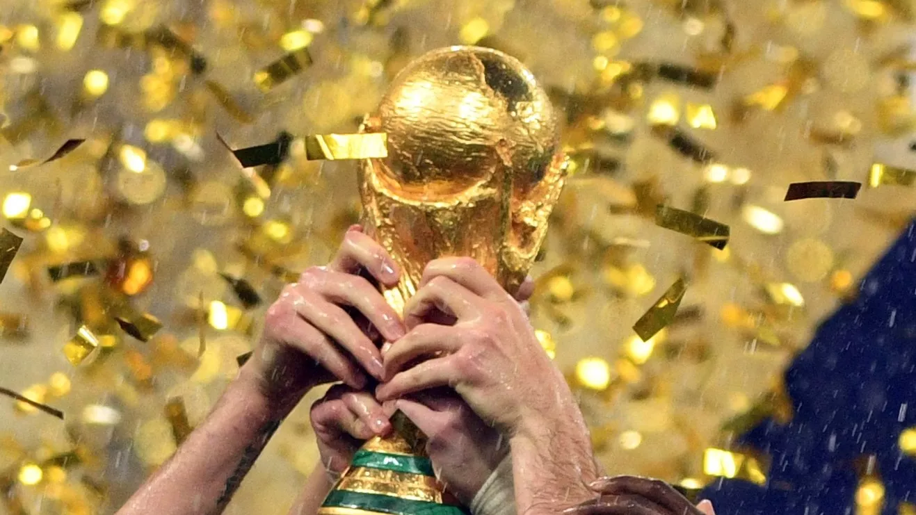 Кубок чемпионата мира по футболу 2018 в руках игроков сборной Франции - РИА Новости, 1920, 14.06.2022