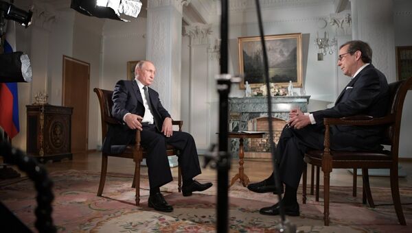 Президент РФ Владимир Путин и ведущий телеканала Fox News Крис Уоллес во время интервью в Хельсинки. Архивное фото