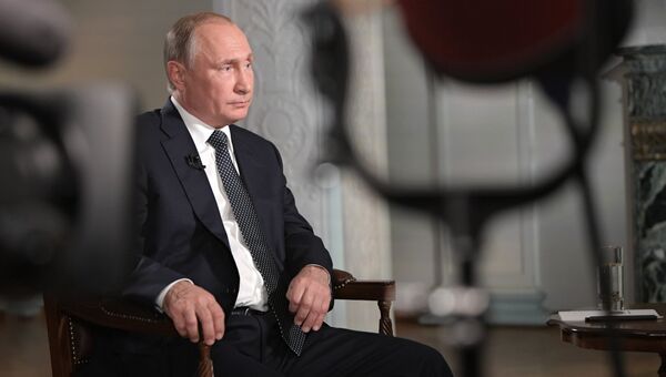 Президент РФ Владимир Путин во время интервью Fox News в Хельсинки. Архивное фото