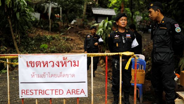 Полиция на посту около пещерного комплекса Тхам Луанг после завершения спасательной миссии в футбольной команды Дикие кабаны и их тренера, Таиланд. 16 июля 2018