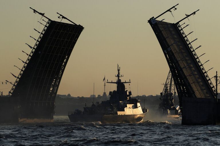 Малый ракетный корабль Ураган на репетиции парада в честь Дня Военно-морского флота в акватории Невы в Санкт-Петербурге Малый ракетный корабль Ураган на репетиции парада в честь Дня Военно-морского флота в акватории Невы в Санкт-Петербурге