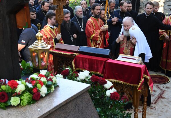 Патриарх Московский и Всея Руси Кирилл на территории монастыря Святых Царственных Страстотерпцев на Ганиной яме в Екатеринбурге. 17 июля 2018 Патриарх Московский и Всея Руси Кирилл на территории монастыря Святых Царственных Страстотерпцев на Ганиной яме в Екатеринбурге. 17 июля 2018
