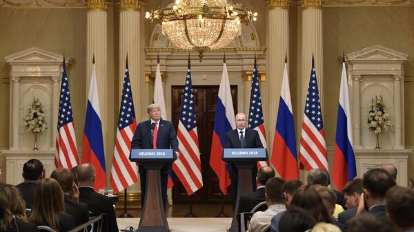 Президент РФ Владимир Путин и президент США Дональд Трамп (слева) на совместной пресс-конференции по итогам встречи в Хельсинки. Архивное фото