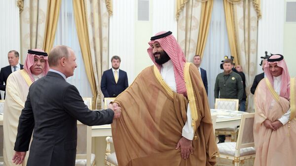 Президент РФ Владимир Путин и наследный принц Саудовской Аравии Мухаммед ибн Салман Аль Сауд во время встречи 