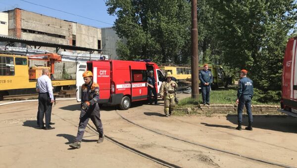 Сотрудники МЧС на месте взрыва баллона с пропаном в промышленной зоне в Калининском районе Санкт-Петербурга. 17 июля 2018