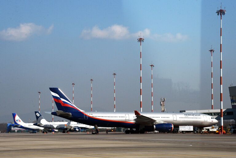 Самолеты на стоянке в аэропорту Владивостока