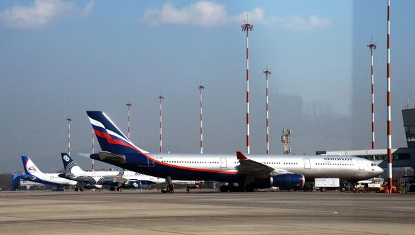Самолеты на стоянке в аэропорту Владивостока