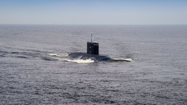 Дизель-электрическая подводная лодка Владикавказ принимает участие в тренировке Главного Военно-Морского Парада в Кронштадте. 17 июля 2018