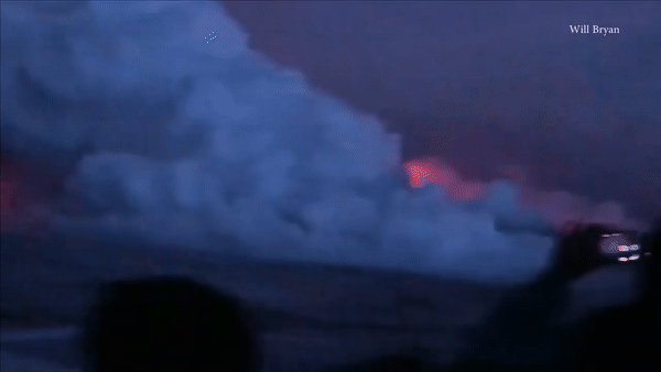 Попадание вулканической бомбы в судно с туристами сняли на видео