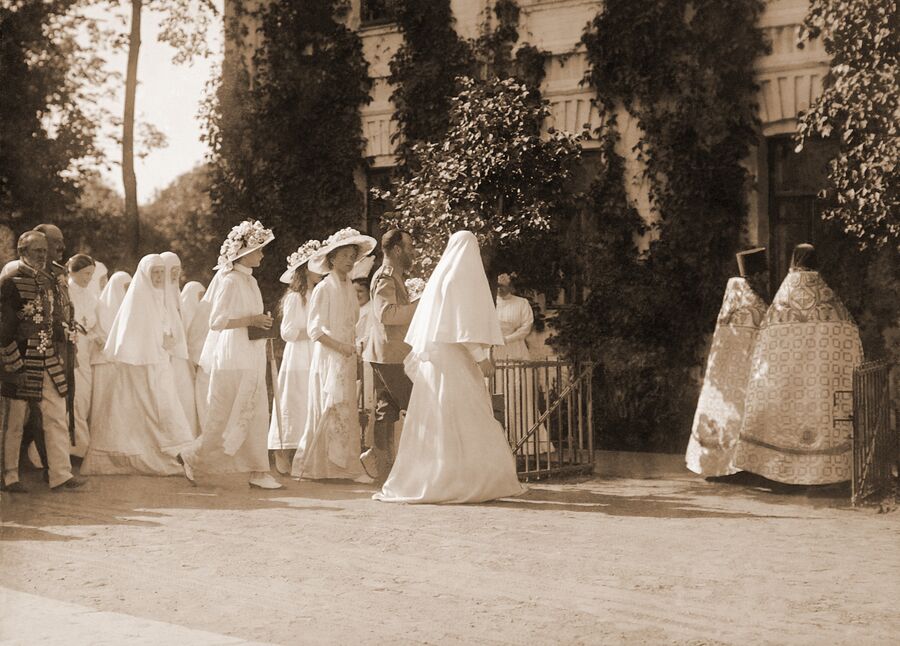 Николай II с дочерьми в Марфо-Мариинской обители