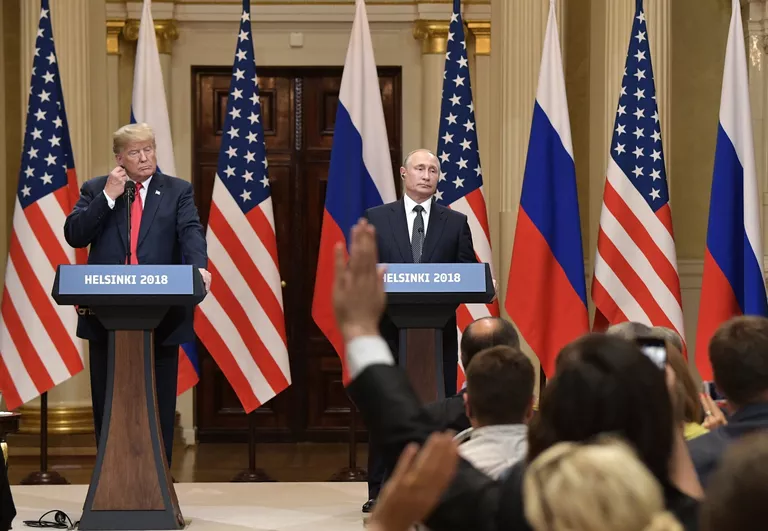Президент РФ Владимир Путин и президент США Дональд Трамп на пресс-конференции по итогам встречи в Хельсинки Президент РФ Владимир Путин и президент США Дональд Трамп на пресс-конференции по итогам встречи в Хельсинки