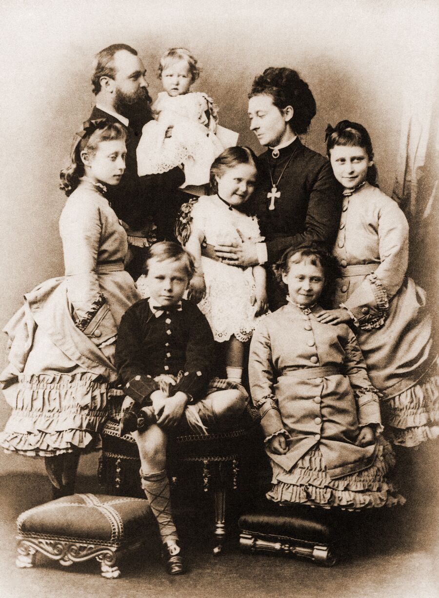 Семейный портрет: великий герцог Гессен-Дармштадтский Людвиг IV с супругой герцогиней Алисой и детьми