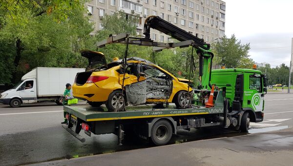 Автомобиль увозят с места ДТП на улице Ташкентская в Москве. 18 июля 2018