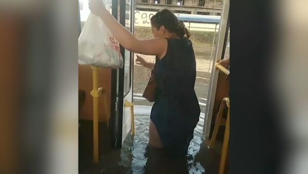 Вплавь на автобусе: Краснодар затопило после ливня