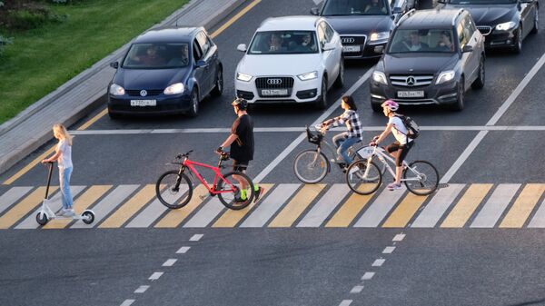 Велосипедисты едут по пешеходному переходу