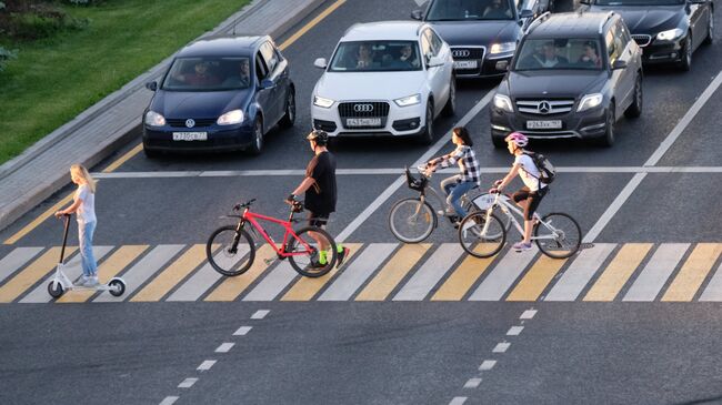 Велосипедисты едут по пешеходному переходу. архивное фото
