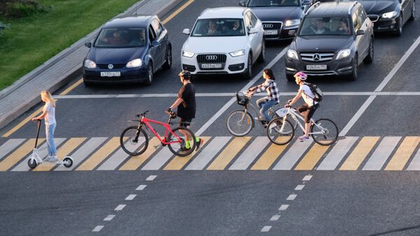 Велосипедисты едут по пешеходному переходу