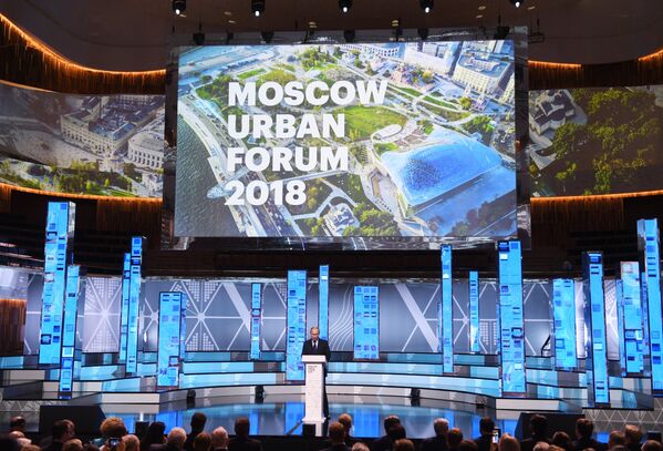 Президент РФ Владимир Путин выступает на Московском урбанистическом форуме. 18 июля 2018
