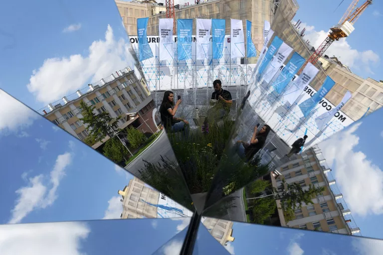 Участники Московского урбанистического форума в парке Зарядье в Москве. 17 июля 2018 Участники Московского урбанистического форума в парке Зарядье в Москве. 17 июля 2018